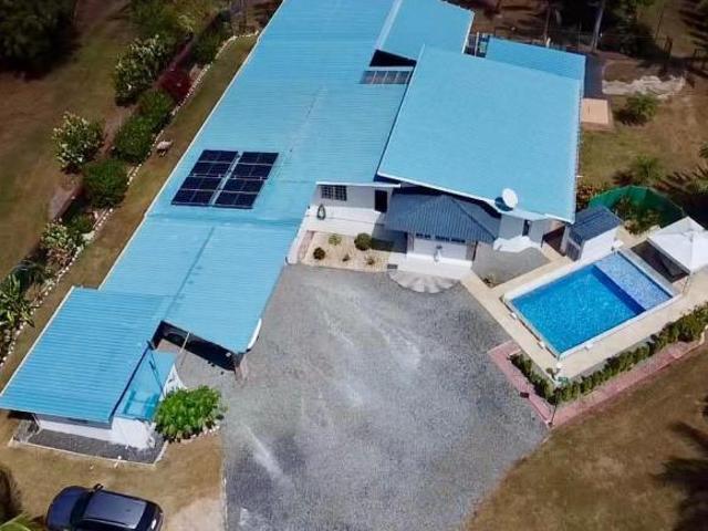 CASA DE CAMPO CON PISCINA Y AMPLIO TERRENO