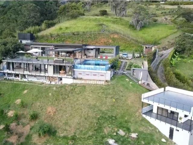 Casa de campo de alto standing de 3 dormitorios en venta Copacabana, Departamento de Antioquia