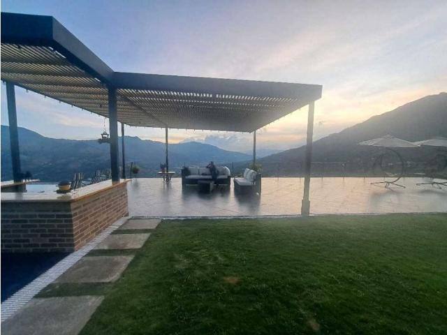 Casa de campo de alto standing de 3 dormitorios en venta Copacabana, Departamento de Antioquia