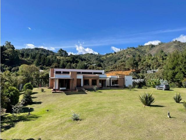 Casa de campo de alto standing de 3 dormitorios en venta Guarne, Colombia