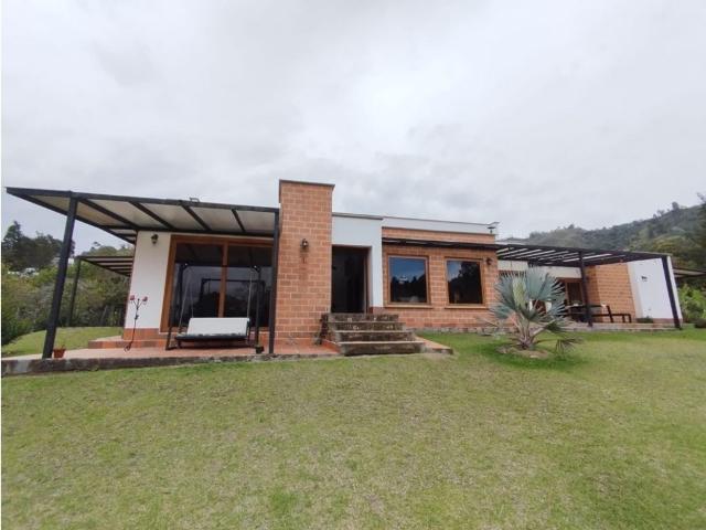 Casa de campo de alto standing de 3 dormitorios en venta Guarne, Colombia