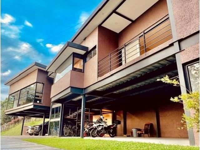Casa de campo de alto standing de 4 dormitorios en alquiler Medellín, Colombia