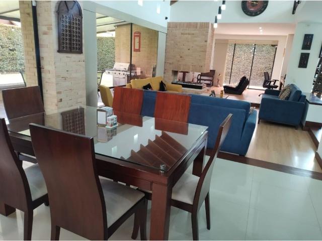 Casa de campo de alto standing de 4 dormitorios en venta Chía, Colombia