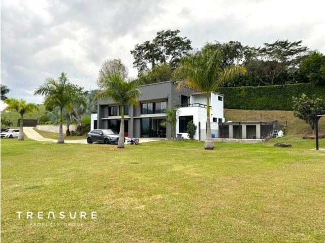 Casa de campo de alto standing de 4 dormitorios en venta Copacabana, Colombia