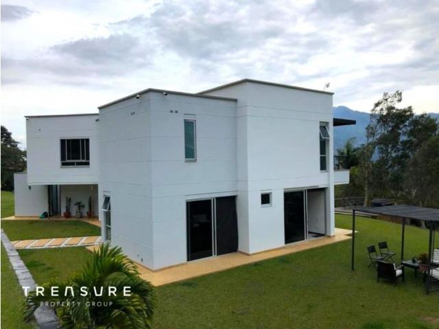 Casa de campo de alto standing de 4 dormitorios en venta Copacabana, Colombia