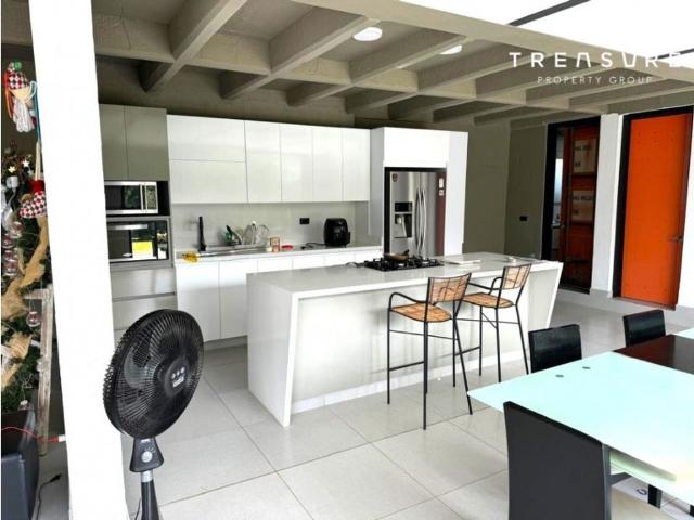 Casa de campo de alto standing de 4 dormitorios en venta Copacabana, Colombia