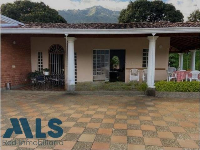 Casa de campo de alto standing de 4 dormitorios en venta Copacabana, Colombia