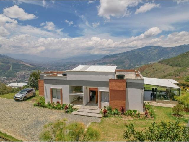 Casa de campo de alto standing de 4 dormitorios en venta Copacabana, Departamento de Antioquia