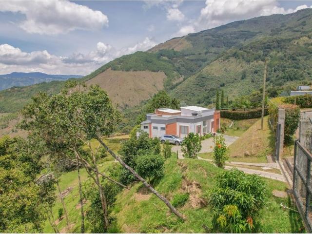 Casa de campo de alto standing de 4 dormitorios en venta Copacabana, Departamento de Antioquia