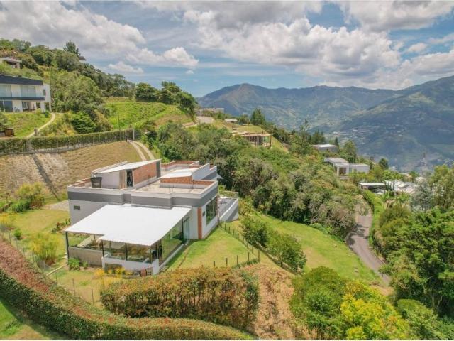 Casa de campo de alto standing de 4 dormitorios en venta Copacabana, Departamento de Antioquia