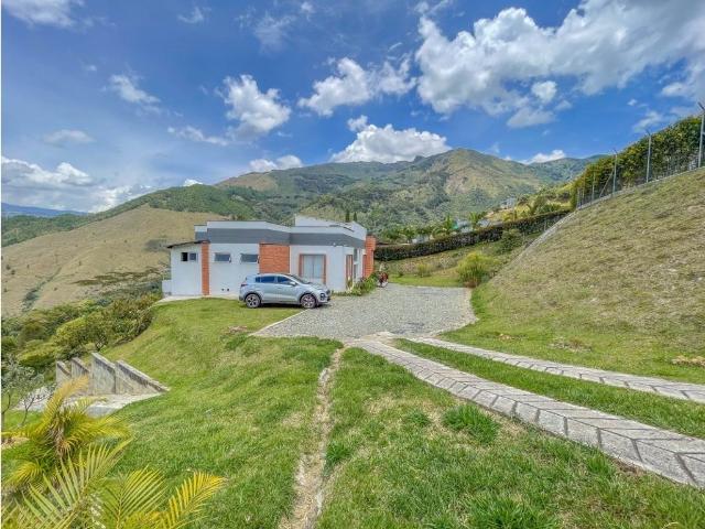 Casa de campo de alto standing de 4 dormitorios en venta Copacabana, Departamento de Antioquia