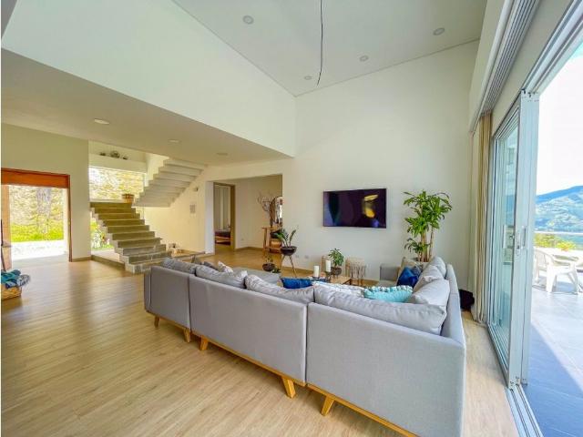 Casa de campo de alto standing de 4 dormitorios en venta Copacabana, Departamento de Antioquia