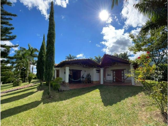 Casa de campo de alto standing de 5 dormitorios en venta Copacabana, Colombia