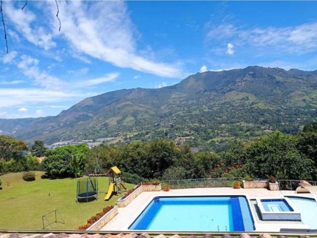 Casa de campo de alto standing de 5 dormitorios en venta Copacabana, Colombia