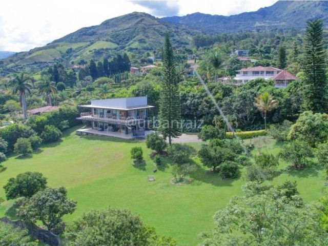 Casa de campo de alto standing de 6 dormitorios en venta Copacabana, Colombia