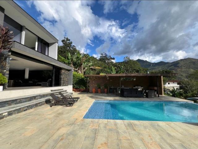 Casa de campo de alto standing de 6 dormitorios en venta Copacabana, Colombia