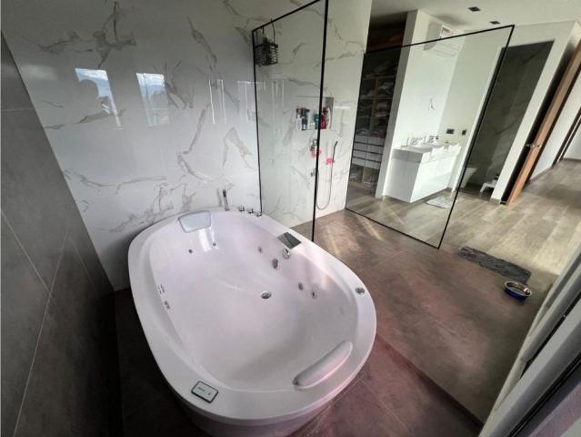 Casa de campo de alto standing de 6 dormitorios en venta Copacabana, Colombia