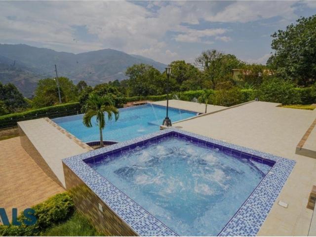 Casa de campo de alto standing de 6 dormitorios en venta Copacabana, Colombia