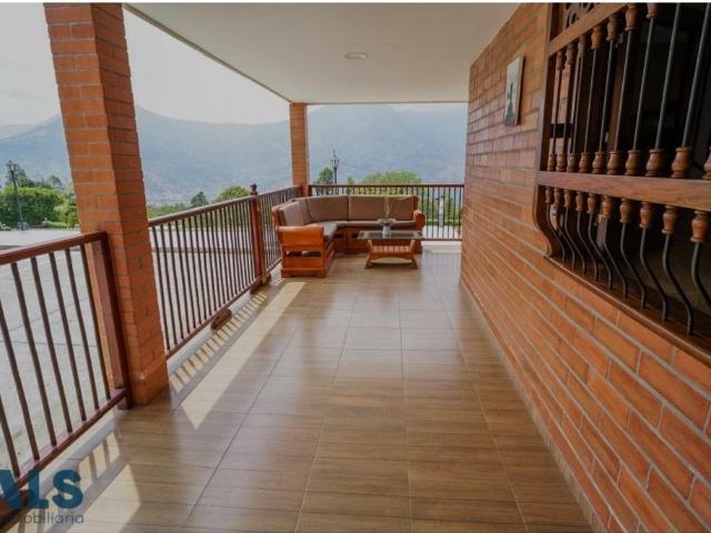 Casa de campo de alto standing de 6 dormitorios en venta Copacabana, Colombia