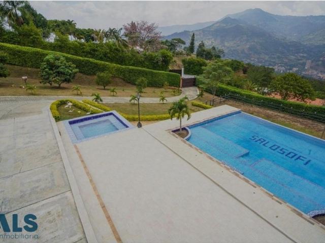 Casa de campo de alto standing de 6 dormitorios en venta Copacabana, Colombia