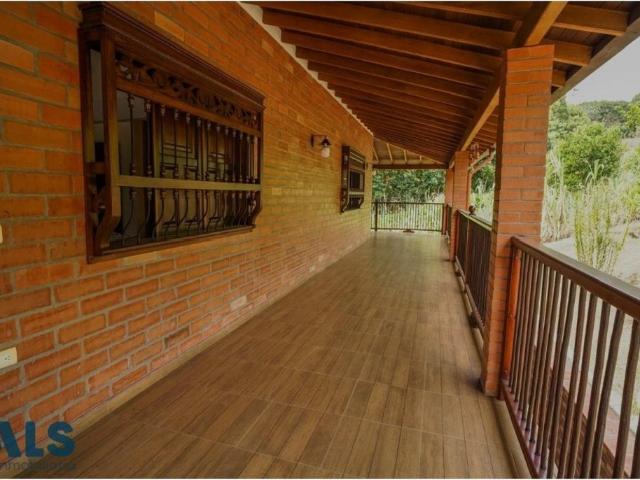 Casa de campo de alto standing de 6 dormitorios en venta Copacabana, Colombia
