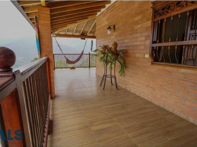 Casa de campo de alto standing de 6 dormitorios en venta Copacabana, Colombia