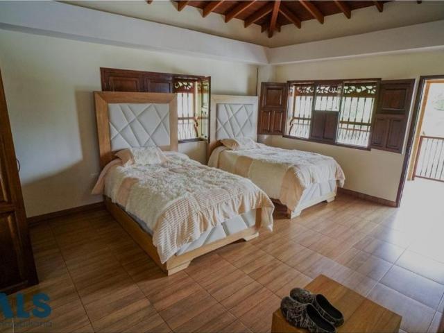 Casa de campo de alto standing de 6 dormitorios en venta Copacabana, Colombia
