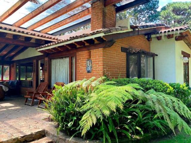 Casa de Campo Vallesana en Condominio Exclusivo con Jardines y Chimenea