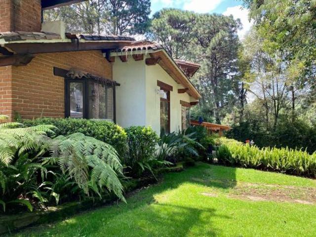 Casa de Campo Vallesana en Condominio Exclusivo con Jardines y Chimenea