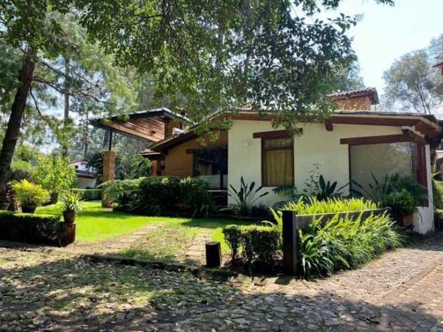 Casa de Campo Vallesana en Condominio Exclusivo con Jardines y Chimenea