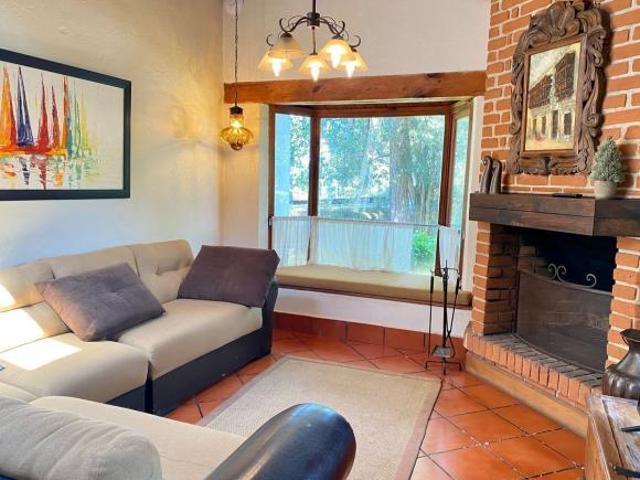 Casa de Campo Vallesana en Condominio Exclusivo con Jardines y Chimenea