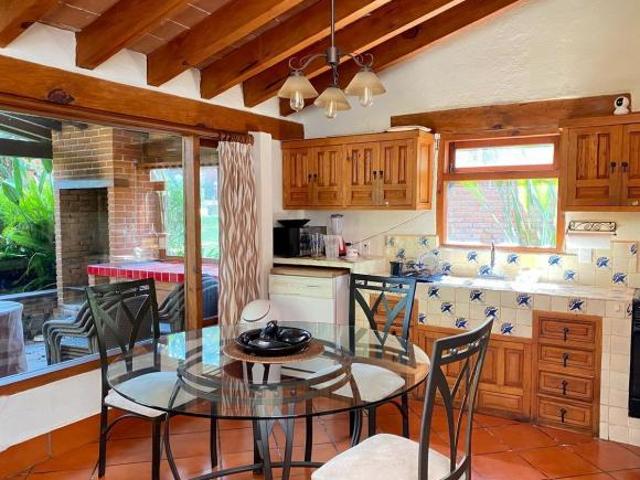 Casa de Campo Vallesana en Condominio Exclusivo con Jardines y Chimenea