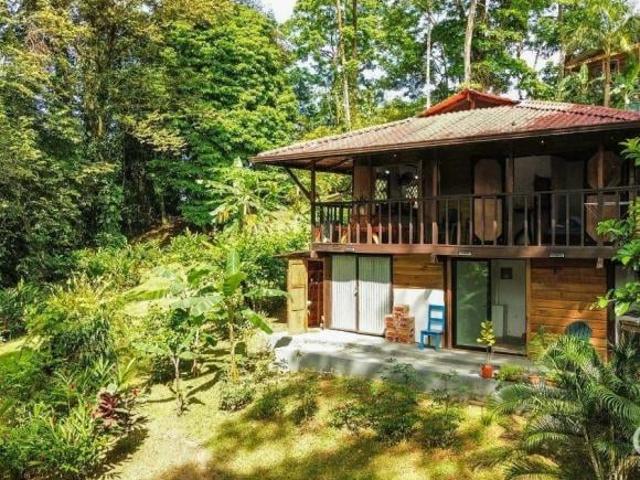 Casa De Madera De Dos Pisos En Venta En Big Creek, Isla Colón Bocas Del Toro