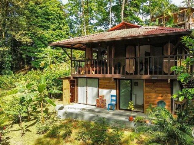 Casa De Madera De Dos Pisos En Venta En Big Creek, Isla Colón Bocas Del Toro