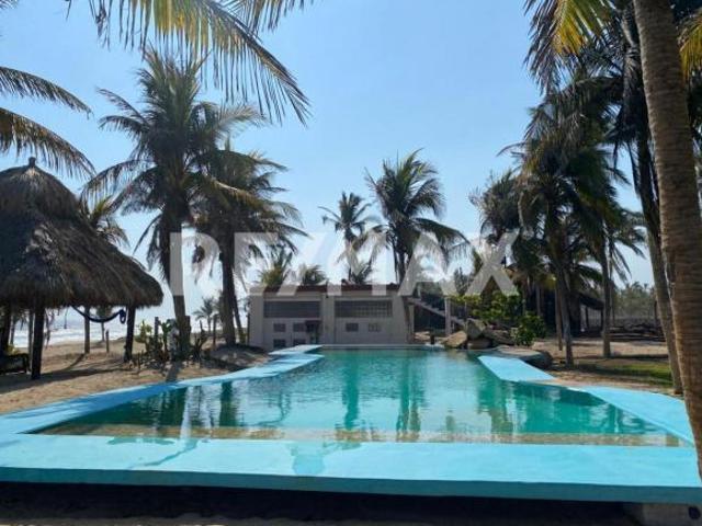 Casa de Playa en Venta, Acapulco 13,896m2 4