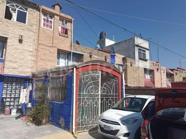 Casa de tres niveles lista para habitarse