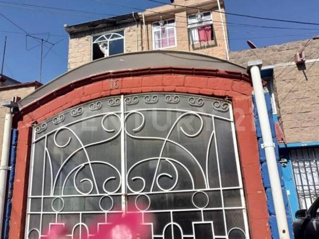 Casa de tres niveles lista para habitarse