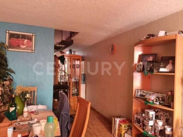 Casa de tres niveles lista para habitarse