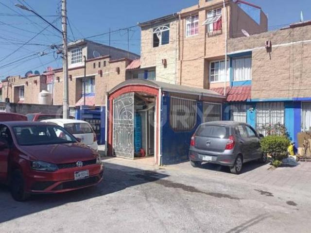 Casa de tres niveles lista para habitarse