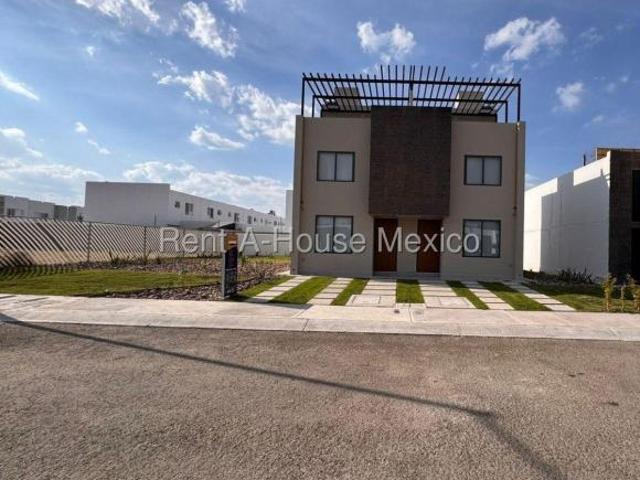 Casa de tres recamaras y roof garden en venta en Sendas, El Marqués, Querétaro