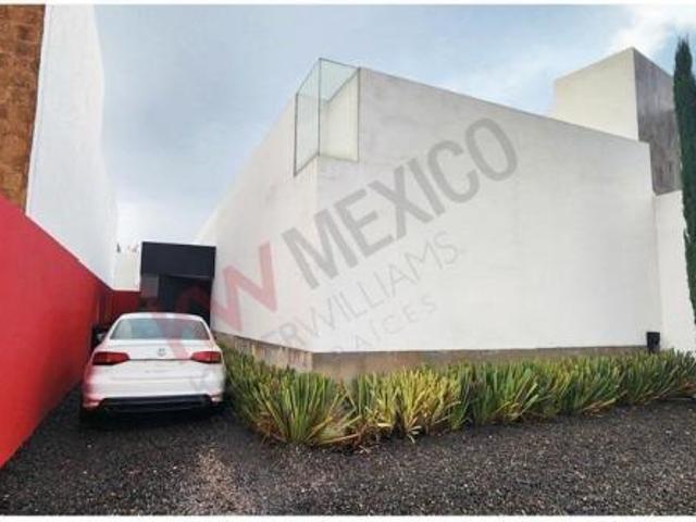CASA DE UNA PLANTA EN JURIQUILLA ENCUENTRA DISEÑO, COMODIDAD Y EXCELENTE UBICACIÓN
