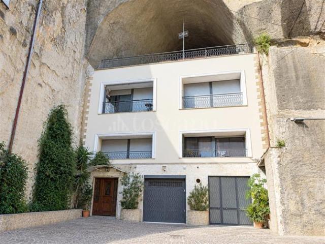 Casa in vendita a Chiaia, Napoli
