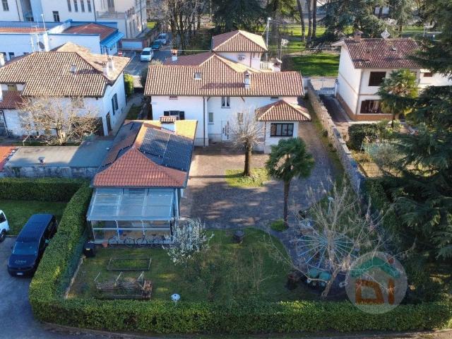 Villa Indipendente in vendita a Lucinico / Ločnik / Luzinìs, Gorizia
