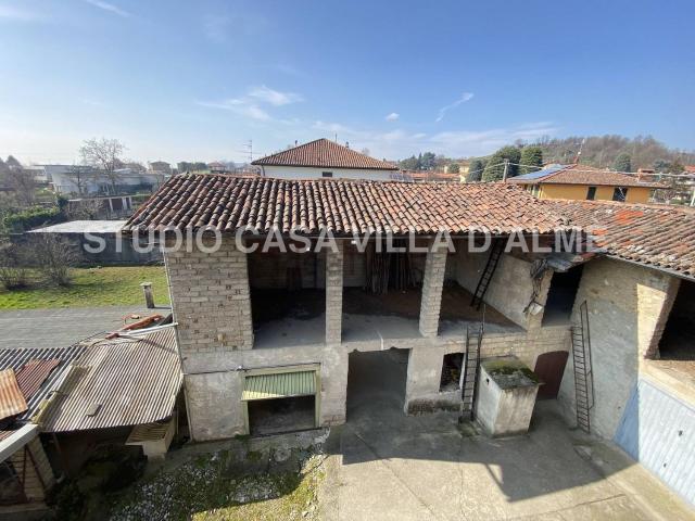 Rustico in vendita a Barzana, Lombardia