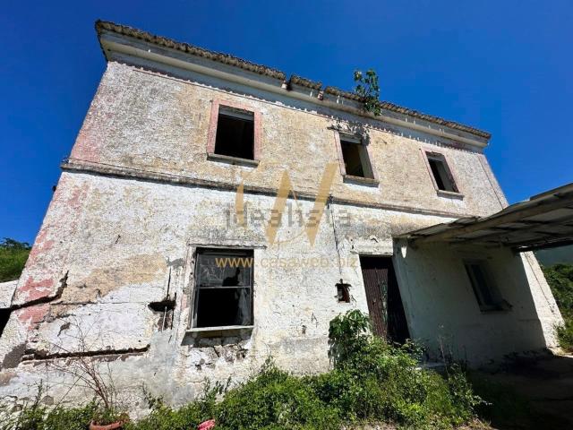 Rustico in vendita a Avezzano-Sorbello, Sessa Aurunca