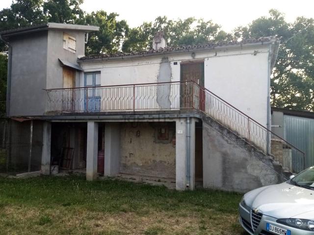 Rustico in vendita a Basciano, Abruzzo