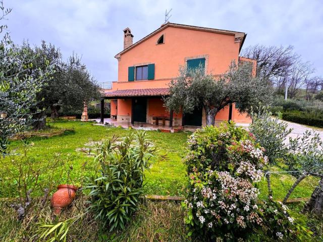 Rustico in vendita a Paterno, Marche