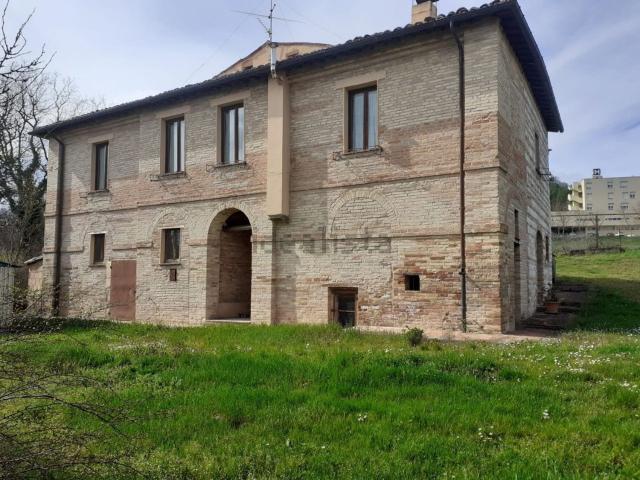 Rustico in vendita a Quartiere Mercatale, Marche