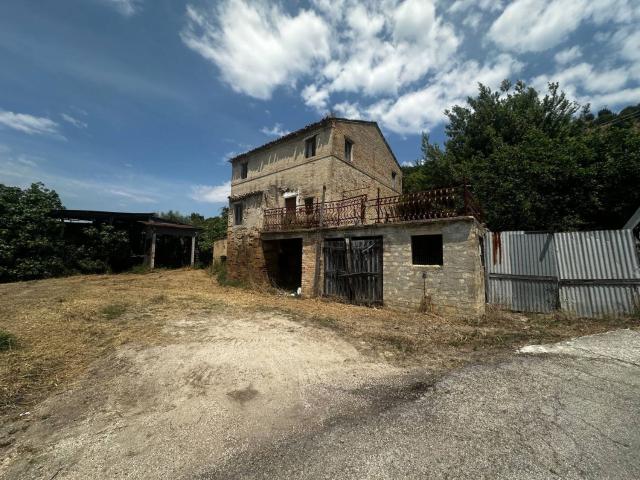 Rustico in vendita a Tirassegno, Marche
