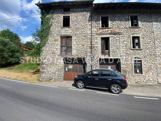 Rustico in vendita a Sant'omobono Imagna, Lombardia